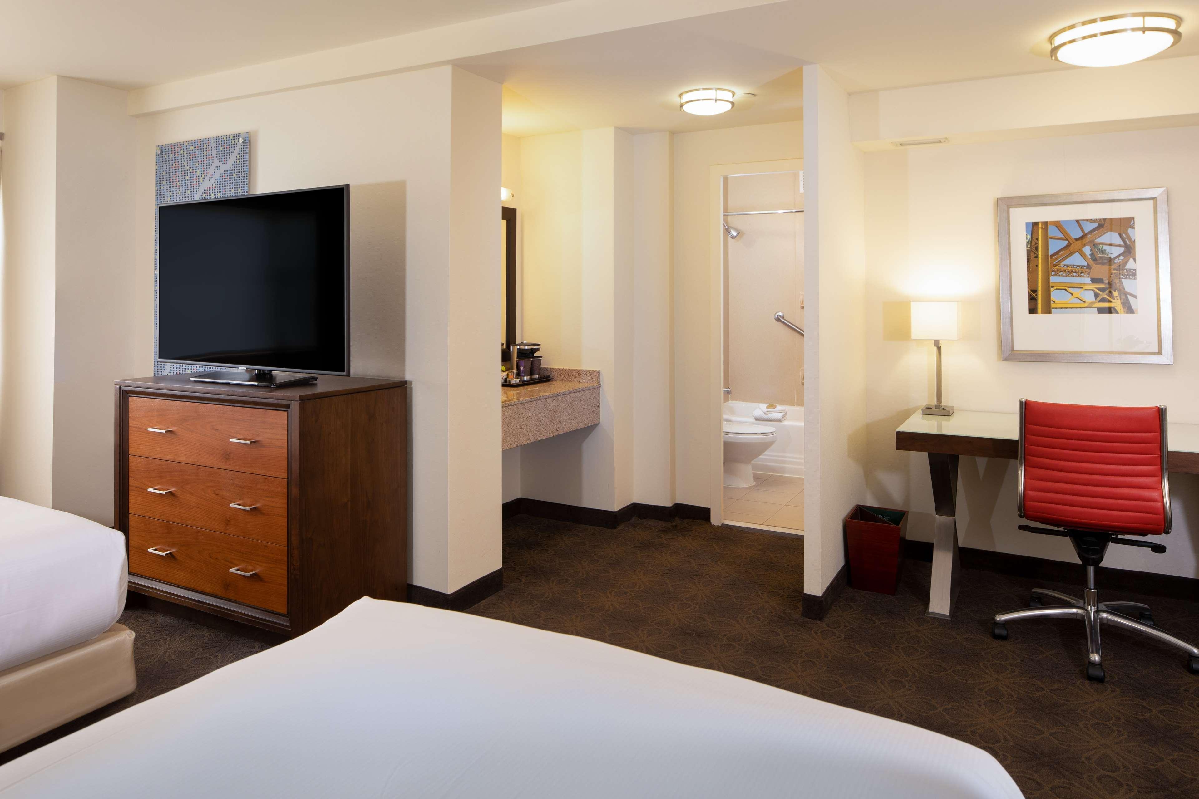 Doubletree By Hilton Hotel & Suites Pittsburgh Downtown מראה חיצוני תמונה