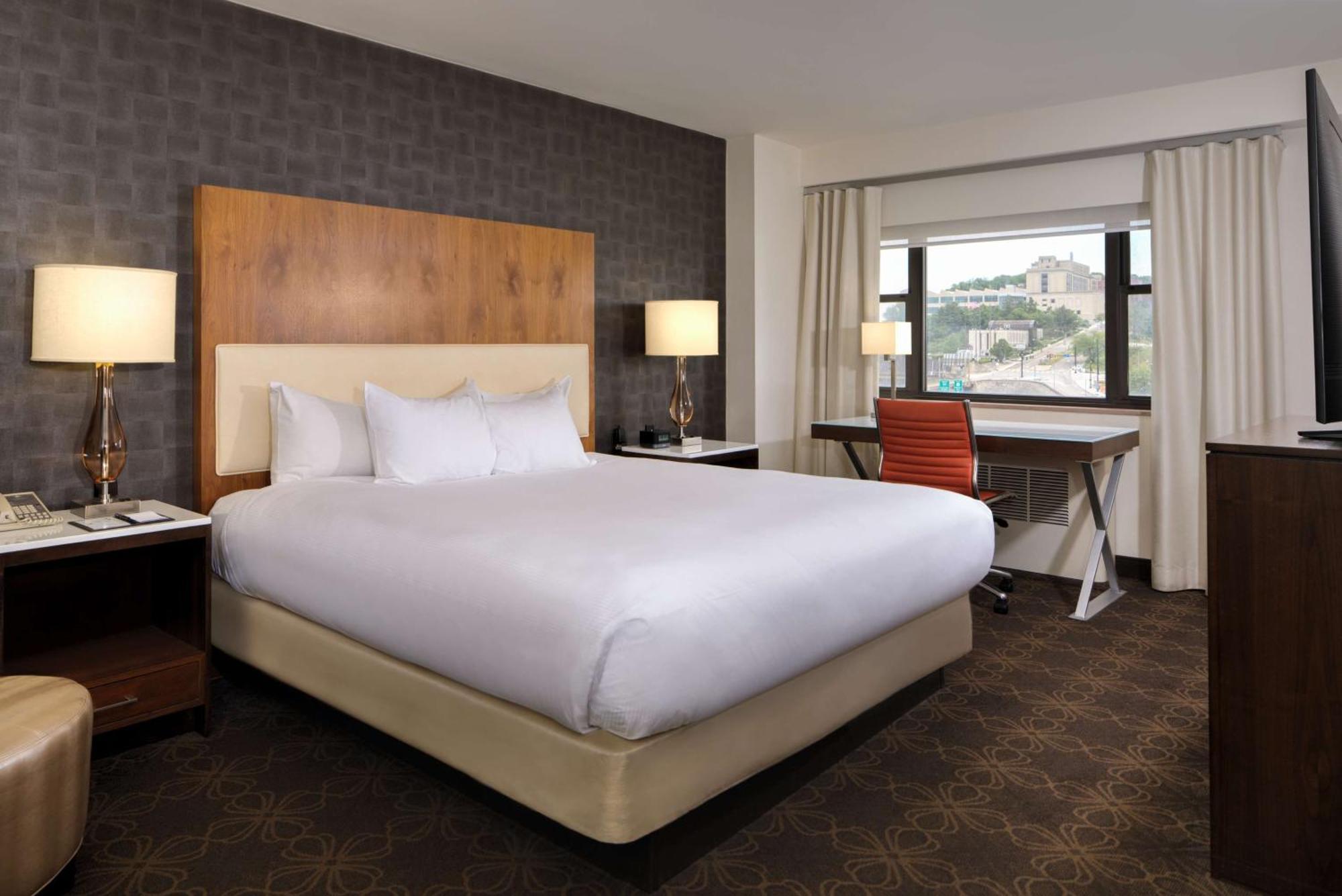 Doubletree By Hilton Hotel & Suites Pittsburgh Downtown מראה חיצוני תמונה