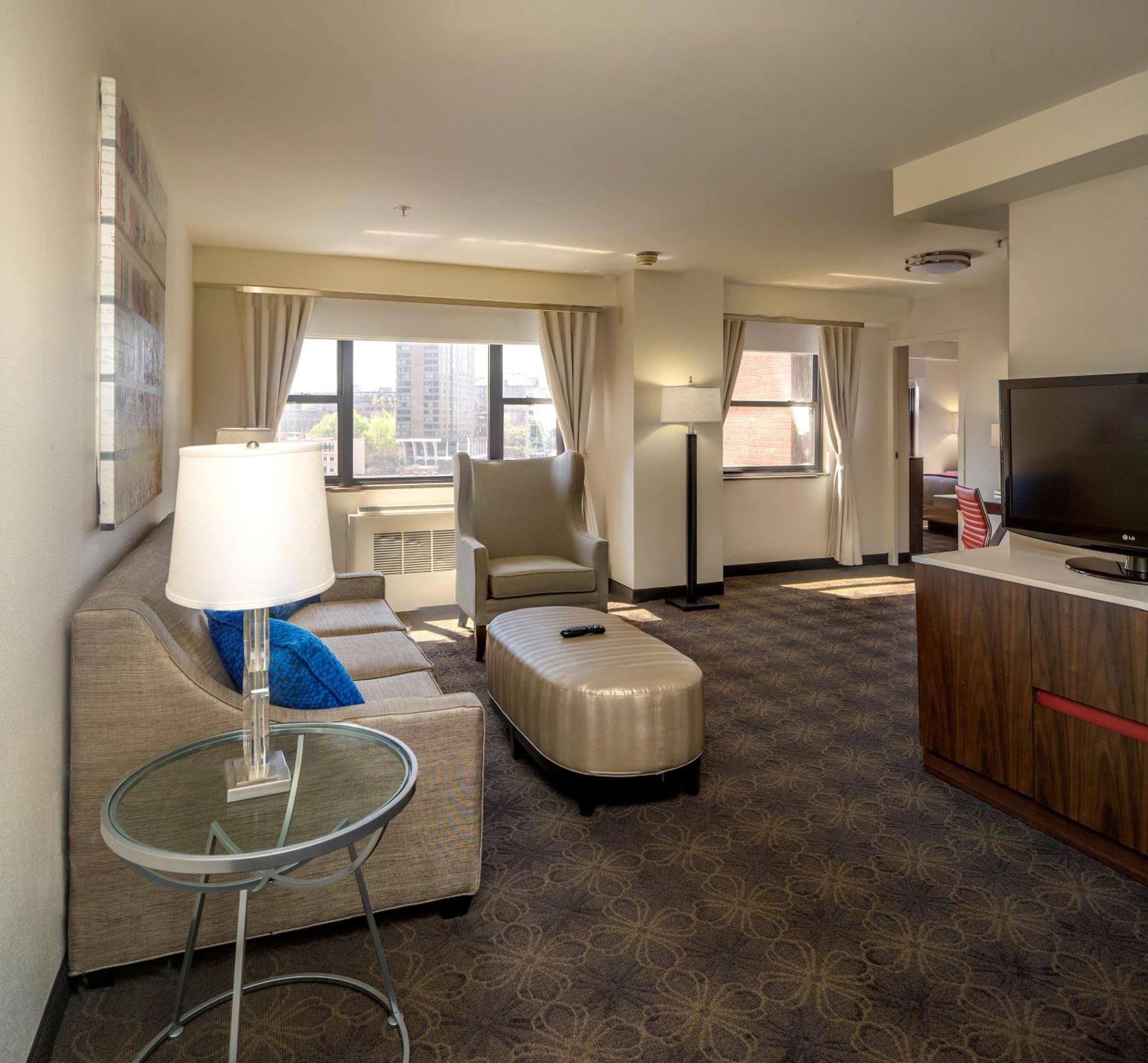 Doubletree By Hilton Hotel & Suites Pittsburgh Downtown מראה חיצוני תמונה